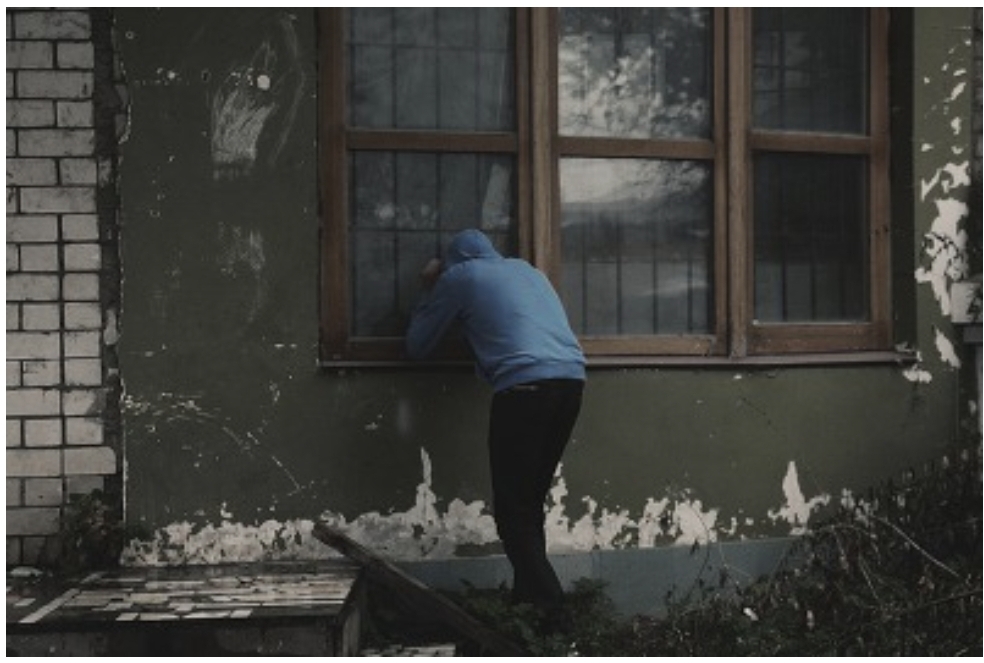 도둑이 집안을 들여다 보고 있다