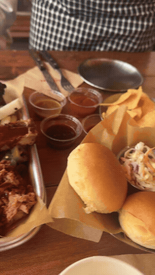 로코스바비큐 남양주점 샘플러와 사이드 메뉴 .로코스 바베큐 2인 샘플러와 3인샘플러가 나란히 놓여 있고 카메라로 전체샷부터 세부까지 찍은 동영상 gif