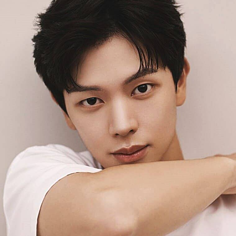 가수-겸-배우-육성재