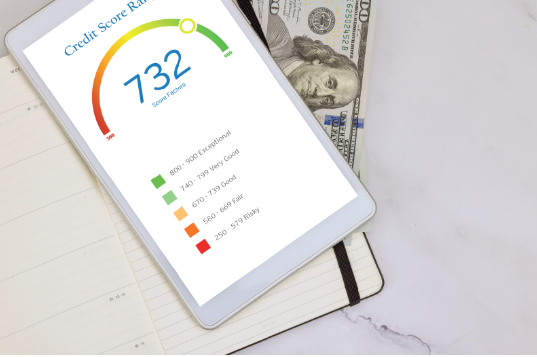 태블릿 PC에 신용점수가 표시되어 있다.