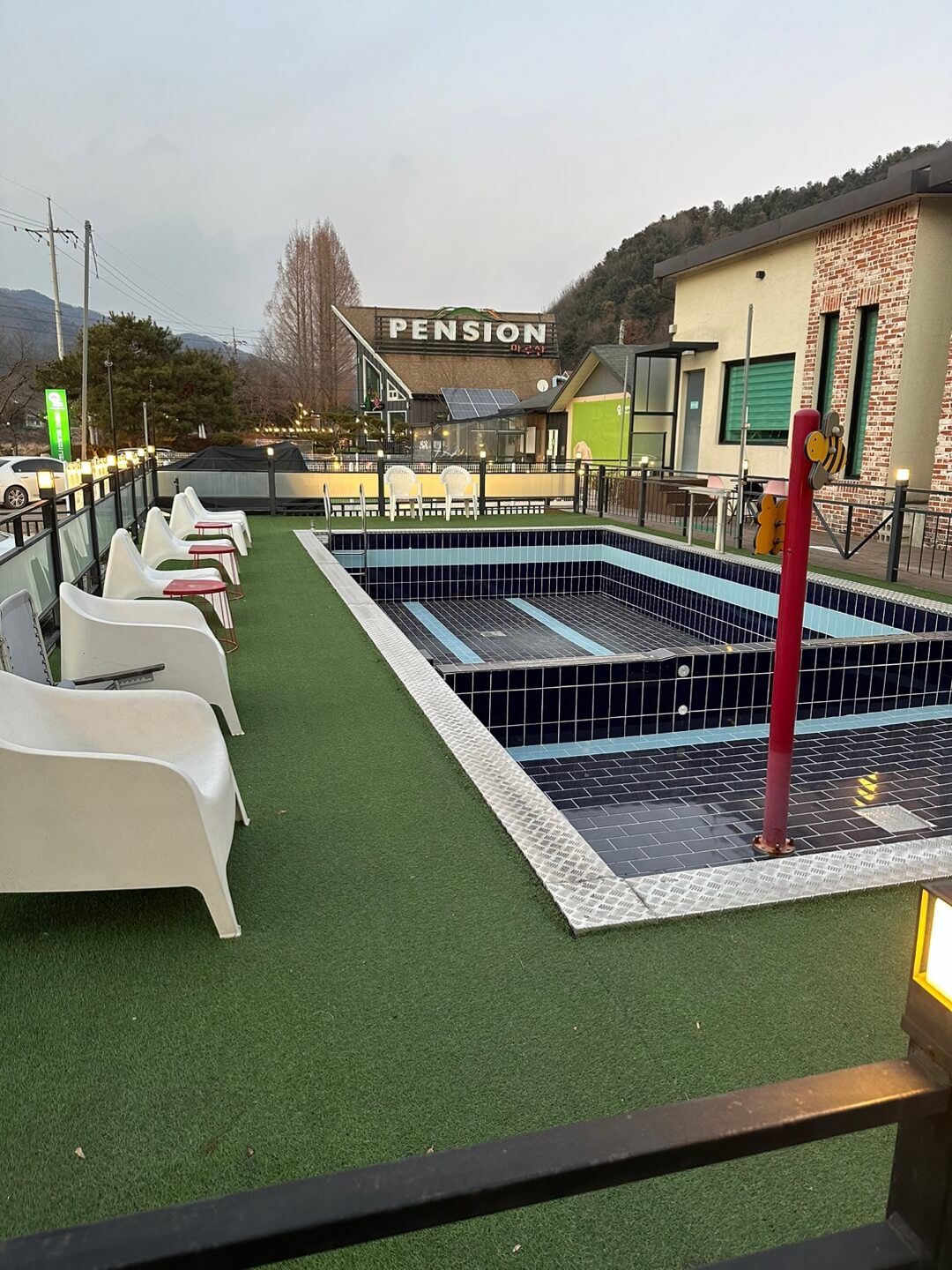 야외-수영장과-의자들