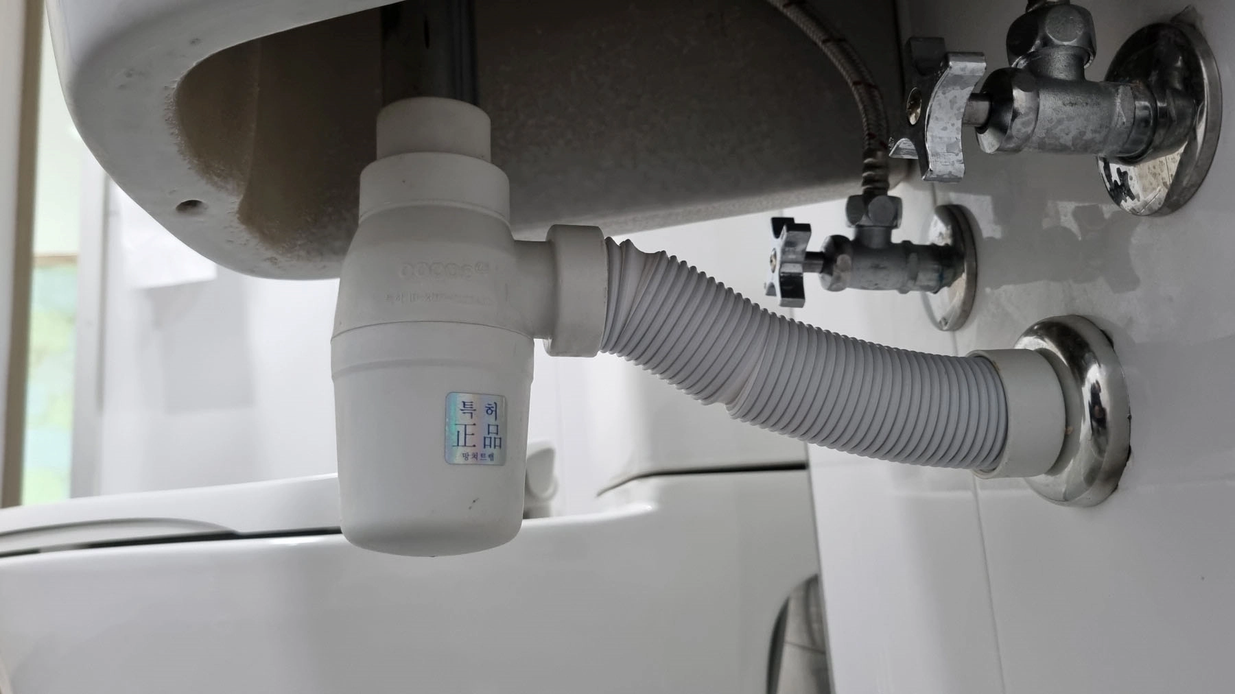 트랩 배관 연결 완료 모습