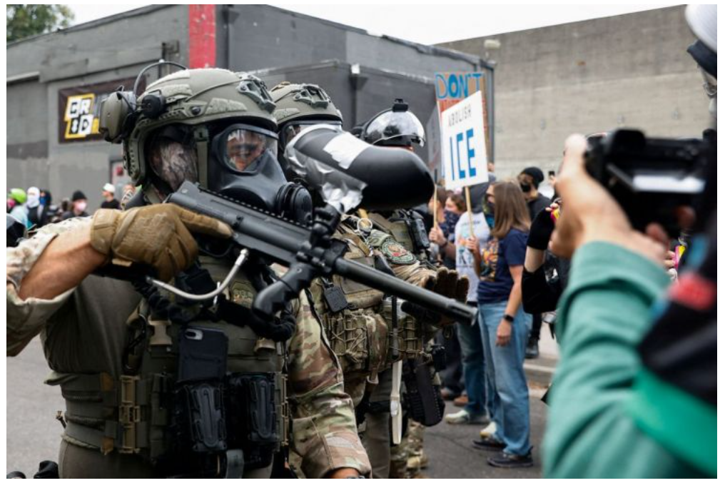 총을 겨누고 있는 군인