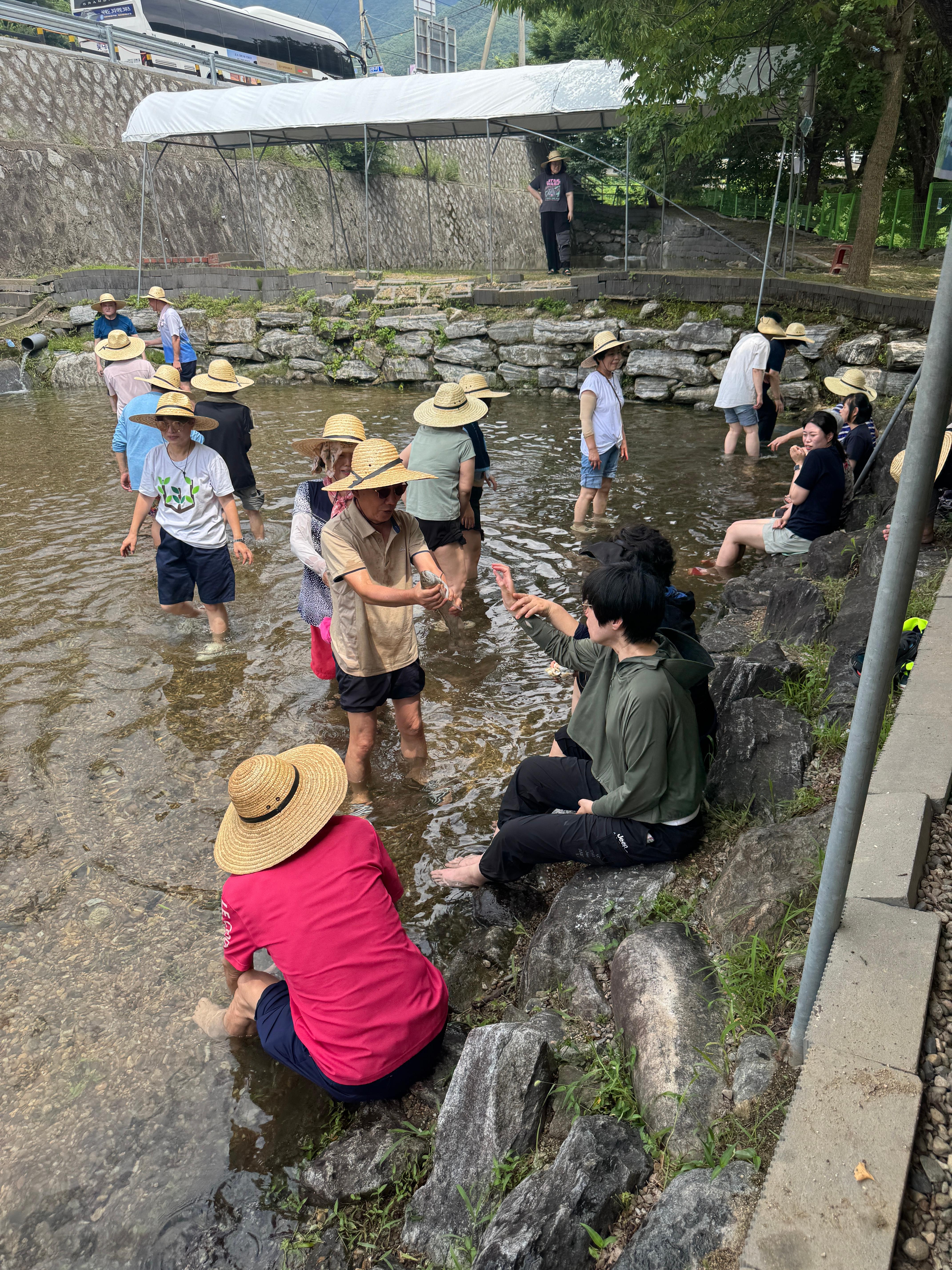 잡은 송어를 만져보는 지회원의 모습