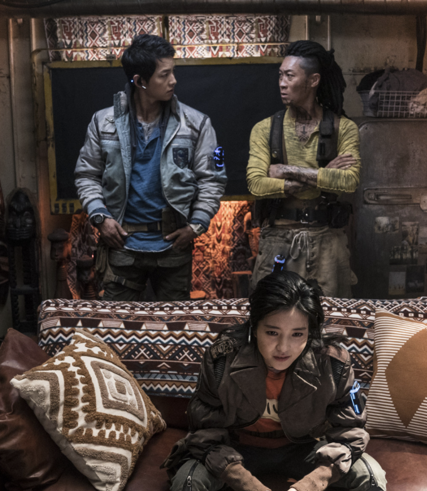 어떻게 돈을 벌지 회의하는 승리호 선원들