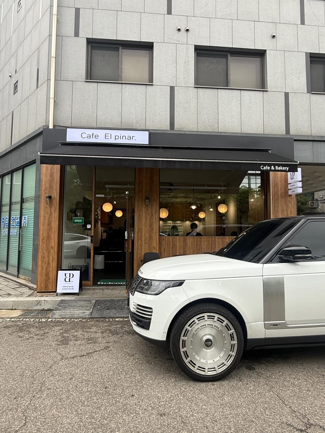 모란시장 근처 카페 엘피나르 우드톤 외관