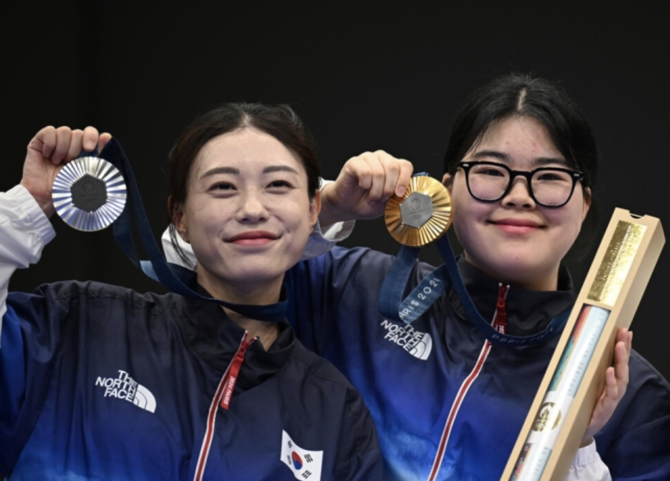 제33회 파리올림픽 여자사격 공기권총 10m (왼)은메달 김예지, (오)금메달 오예진