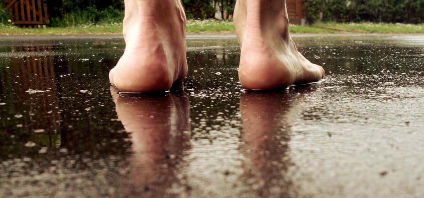 비오는 날 맨발로 서 있다