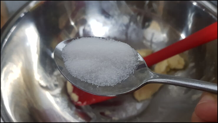 버터에-설탕을-넣는모습