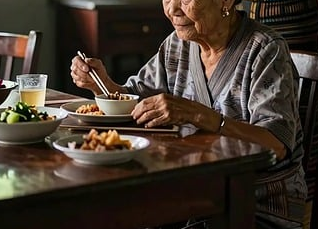 어르신이 음식물을 자꾸 사레 들린다면? 연하곤란 주의점 알아보기
