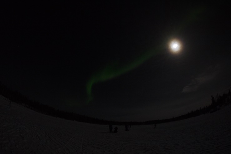 달 옆으로 뻗어나가는 오로라