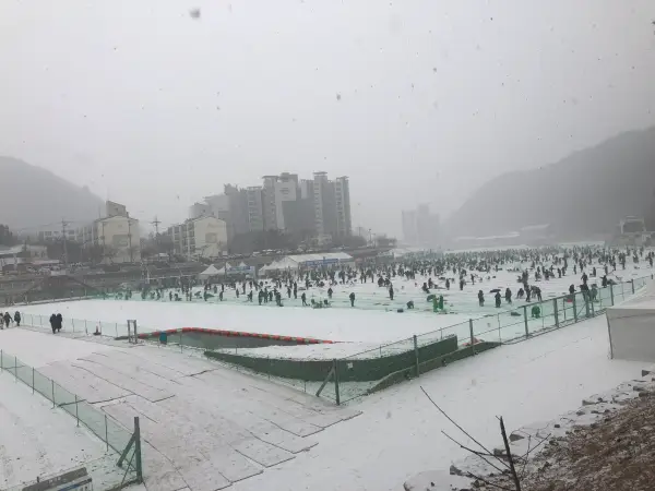 산천어축제 예약 낚시터 전경