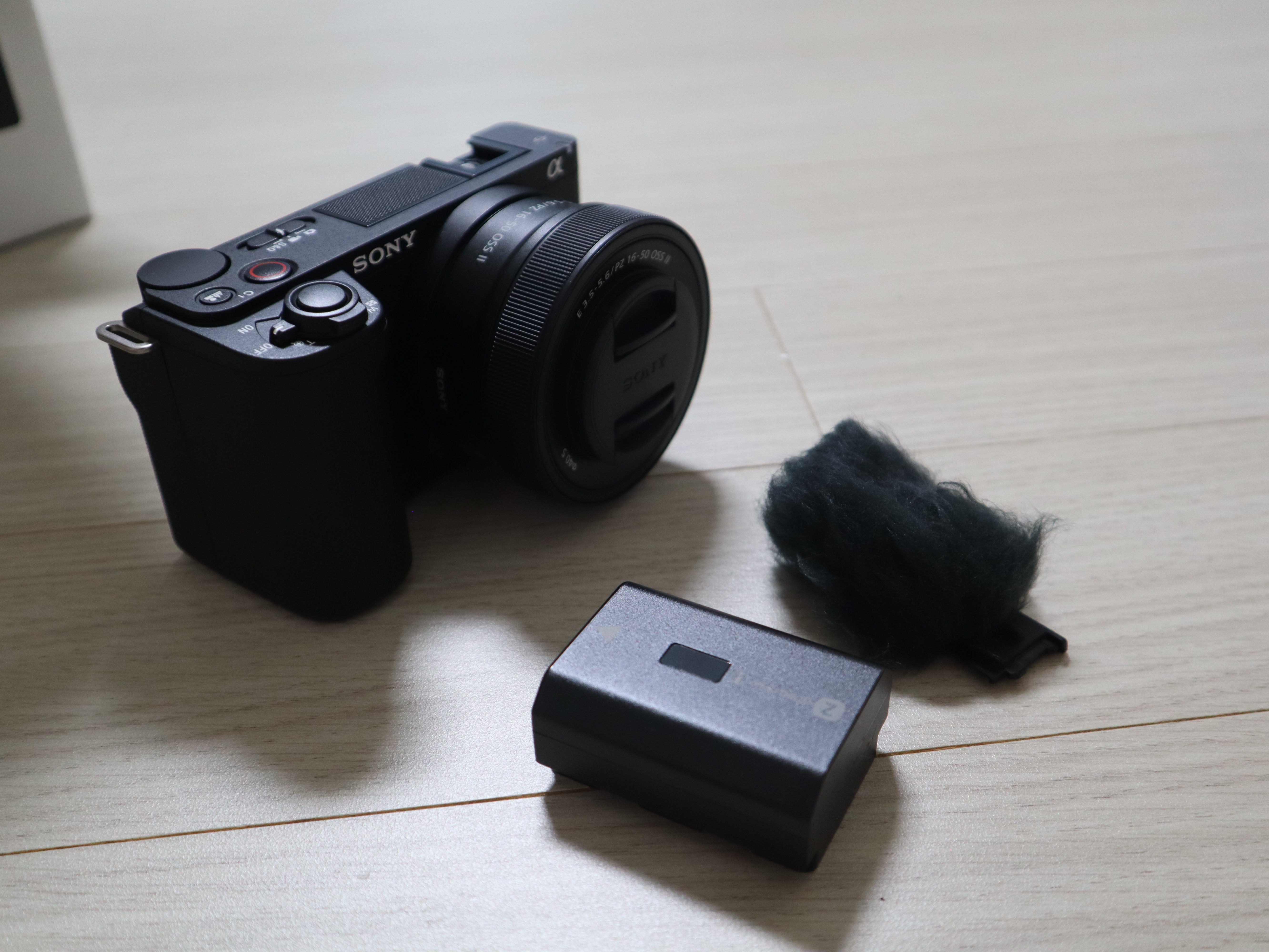 소니 ZV-E10 II 박스 및 구성품 배터리 개봉 이미지