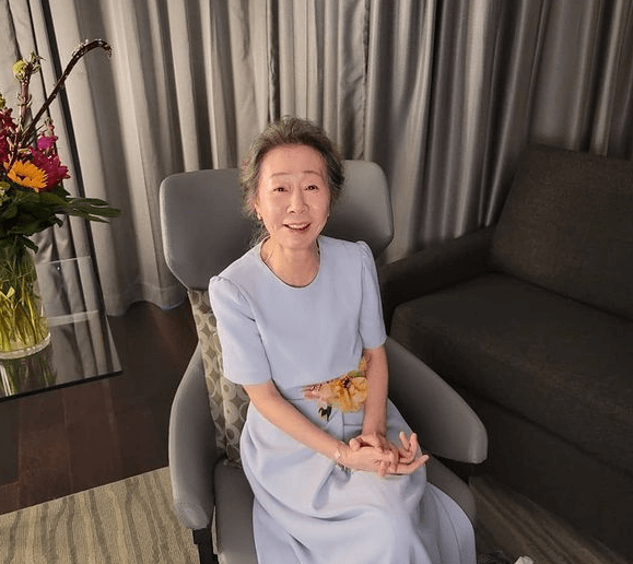 윤여정-의자에-앉아있는-사진