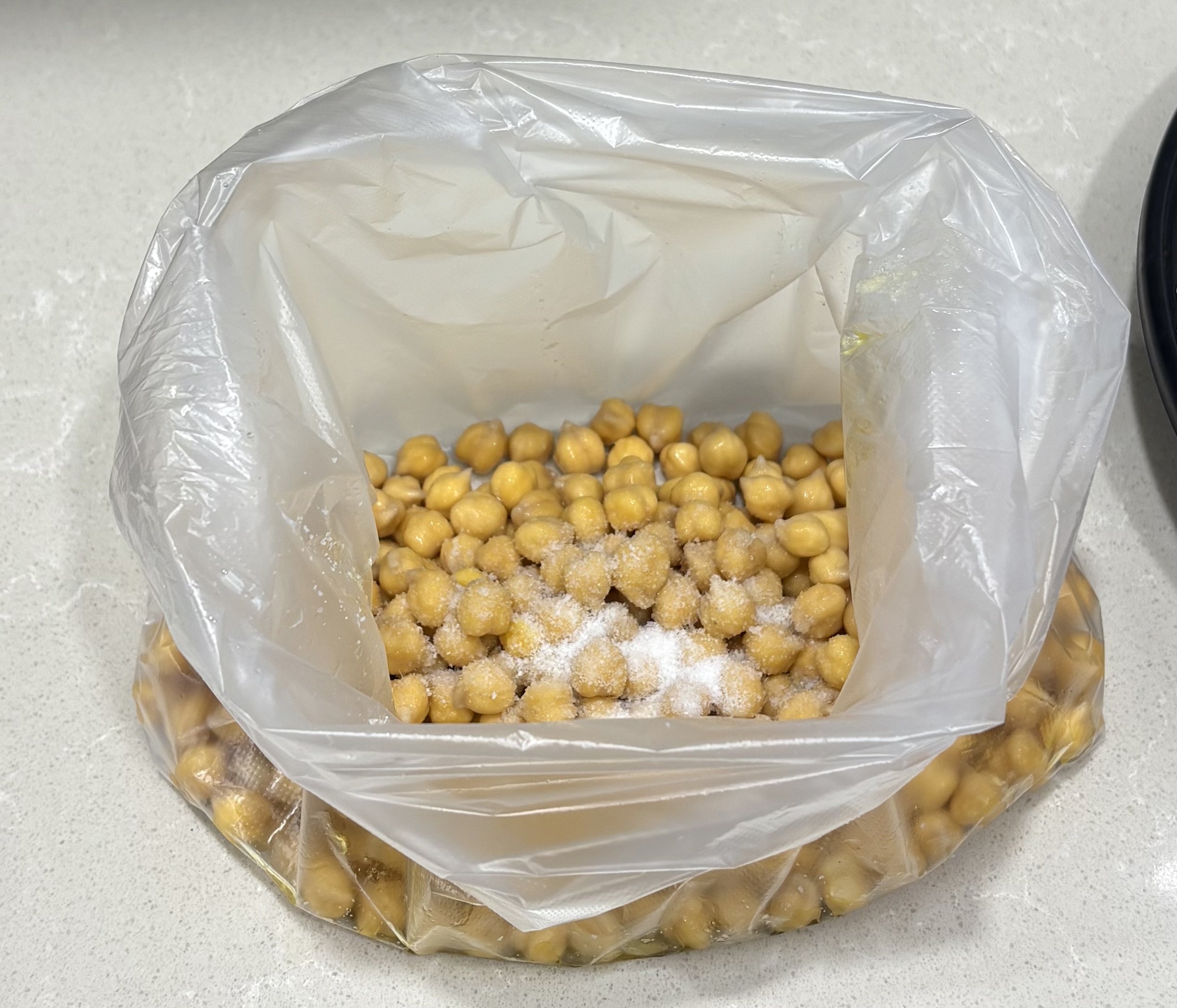 소금간 중인 삶은 병아리콩