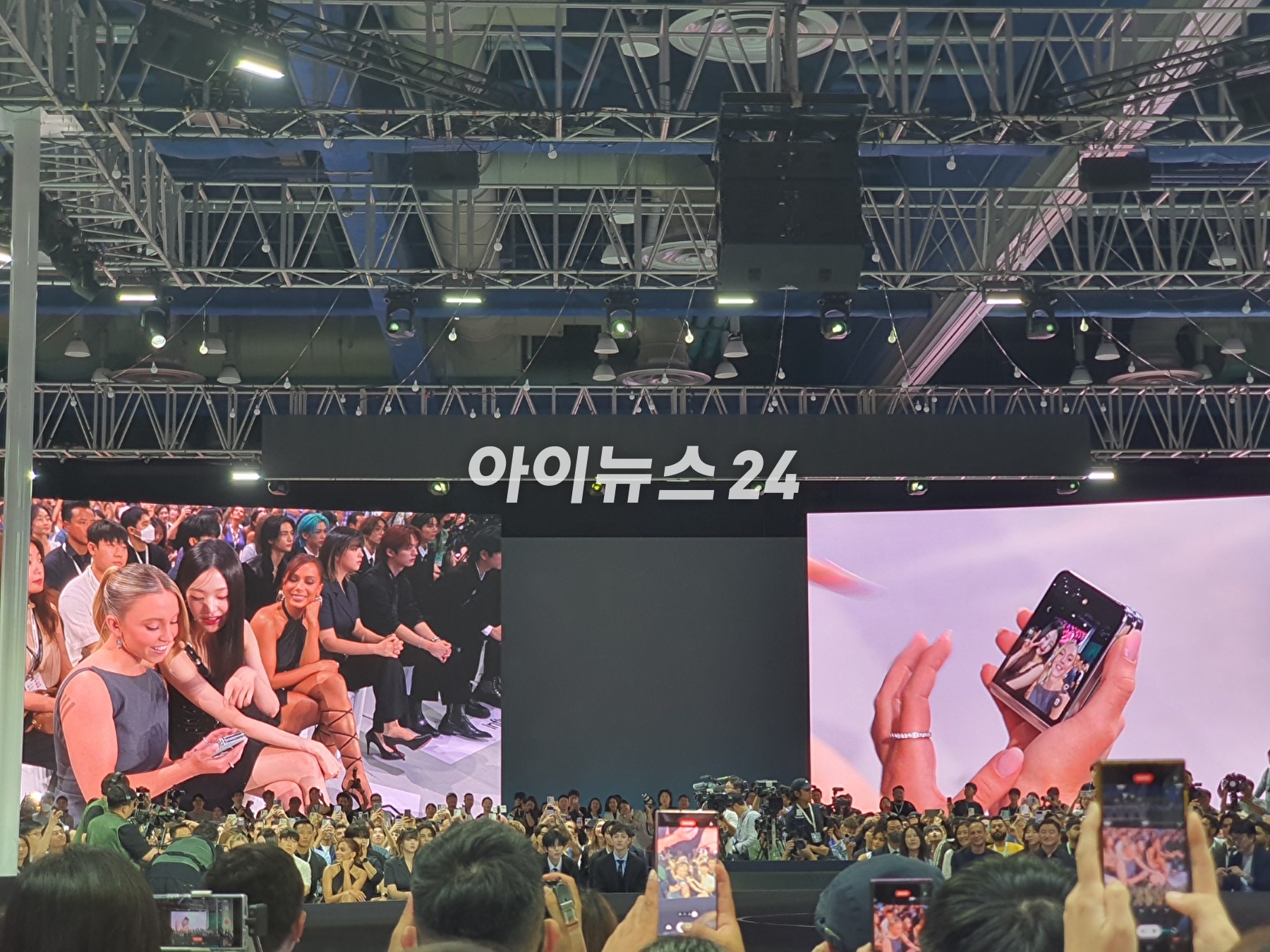 아이브 장원영이 26일 서울 강남구 코엑스에서 열린 갤럭시 언팩 행사에 참석 하고 있다. [사진=곽영래 기자]