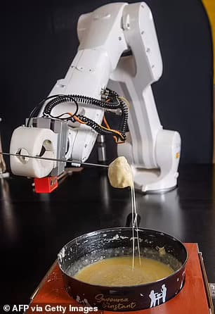 스위스의 상징 퐁듀 만드는 봇 VIDEO: £240,000 robot chef that can whip up the perfect CHEESE FONDUE is unveiled by Swiss scientists