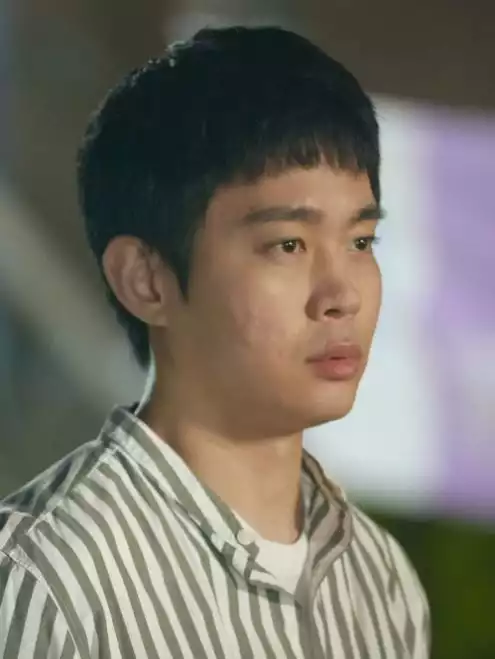 낮에 뜨는 달 등장인물 장윤제 / 세로 줄무늬 셔츠를 입은 김동영