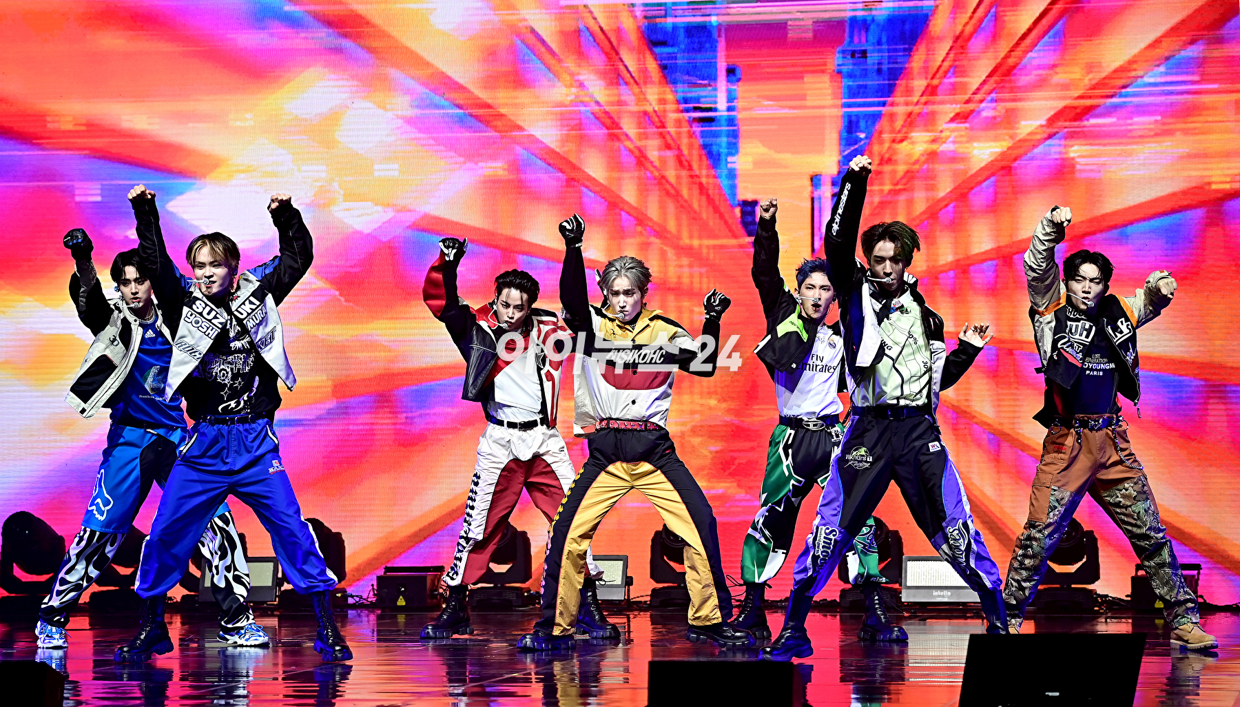 그룹 템페스트(TEMPEST)가 20일 오후 서울 목동 로운아트홀에서 열린 첫 번째 싱글 앨범 '폭풍 속으로' 쇼케이스에서 포토타임을 갖고 있다. [사진=곽영래 기자]