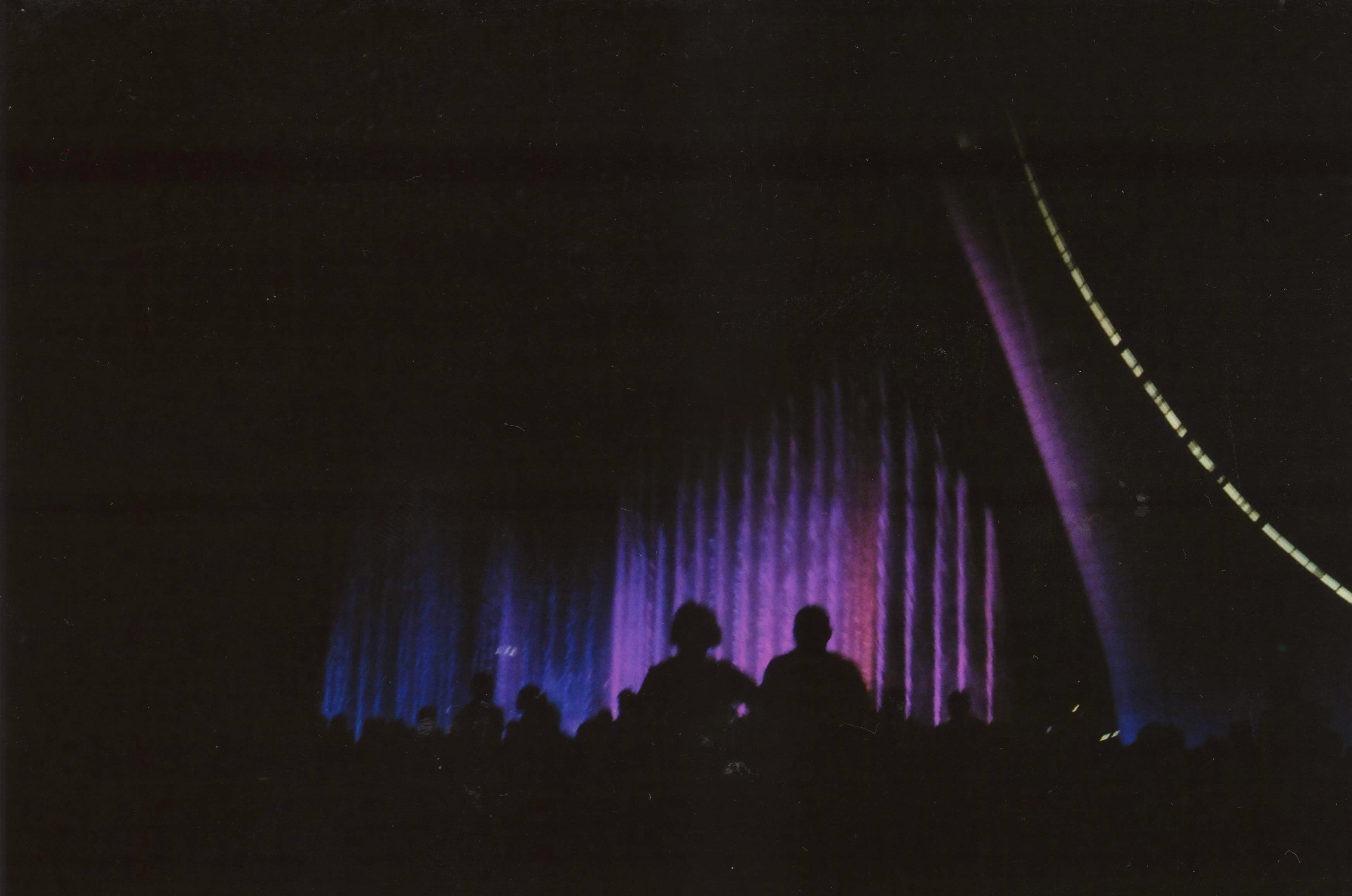 무대 조명 아래 고개를 숙인 참가자 실루엣 괌련 사진