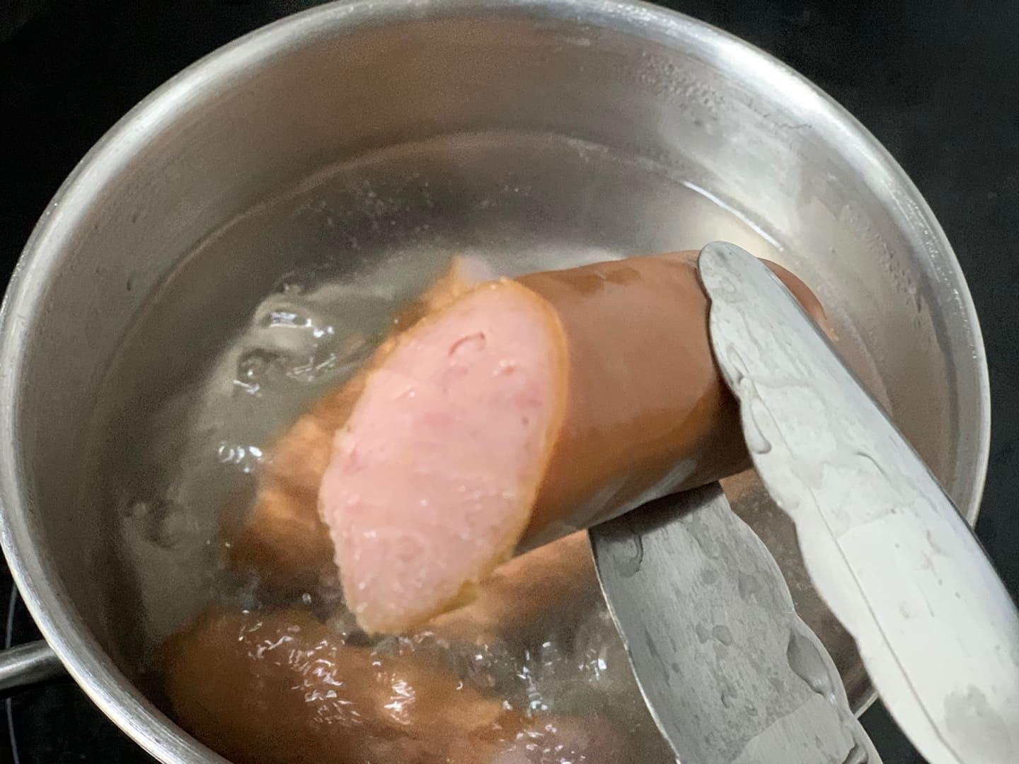 소시지를 물에 데치면 염도를 줄일수 있다.