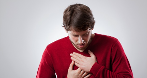 명치가 아픈 남성