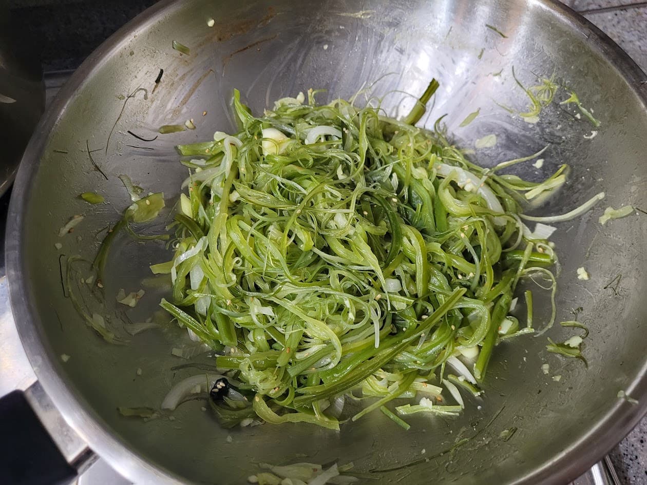참기름과 깨소금 넣고 미역줄기 볶음 마무리