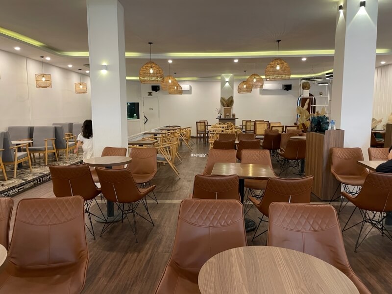 베트남 나트랑 카페 맛집 뚜레템프스 - 실내 좌석