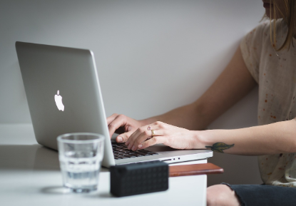 노트북과 충전기에서 들리는 ‘윙윙’ 소리의 정체: 단순한 고장일까, 정상일까?