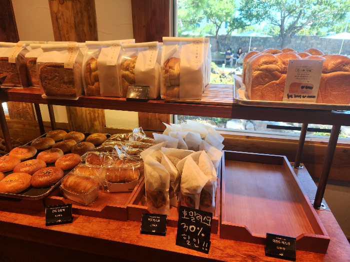 There are red bean buns and milk buns on a plate.