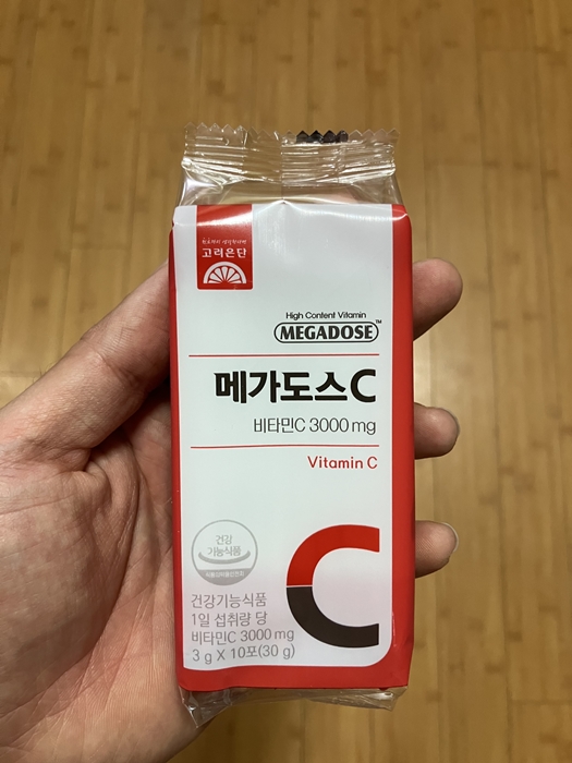 고려은단 메가도스C 3000mg 비타민C 스틱 개별 포장 전면 디자인&amp;#44; 제품명과 C 로고가 보임