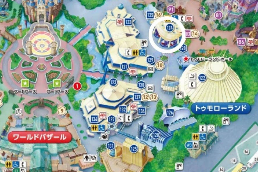 디즈니랜드 지도위에 동그라미가 그려져 있다.