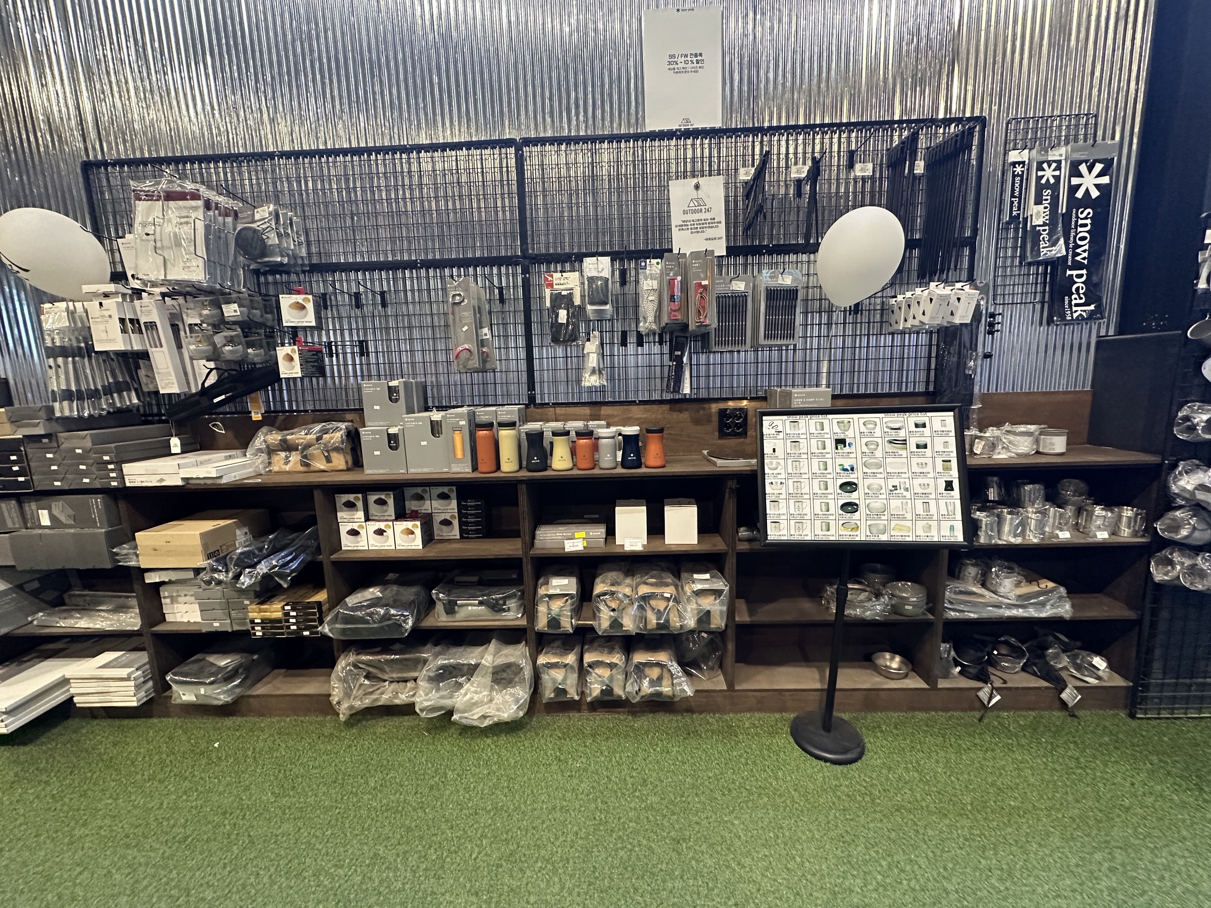스노우피크 제품이 정말 다양하게 전시되어 있음