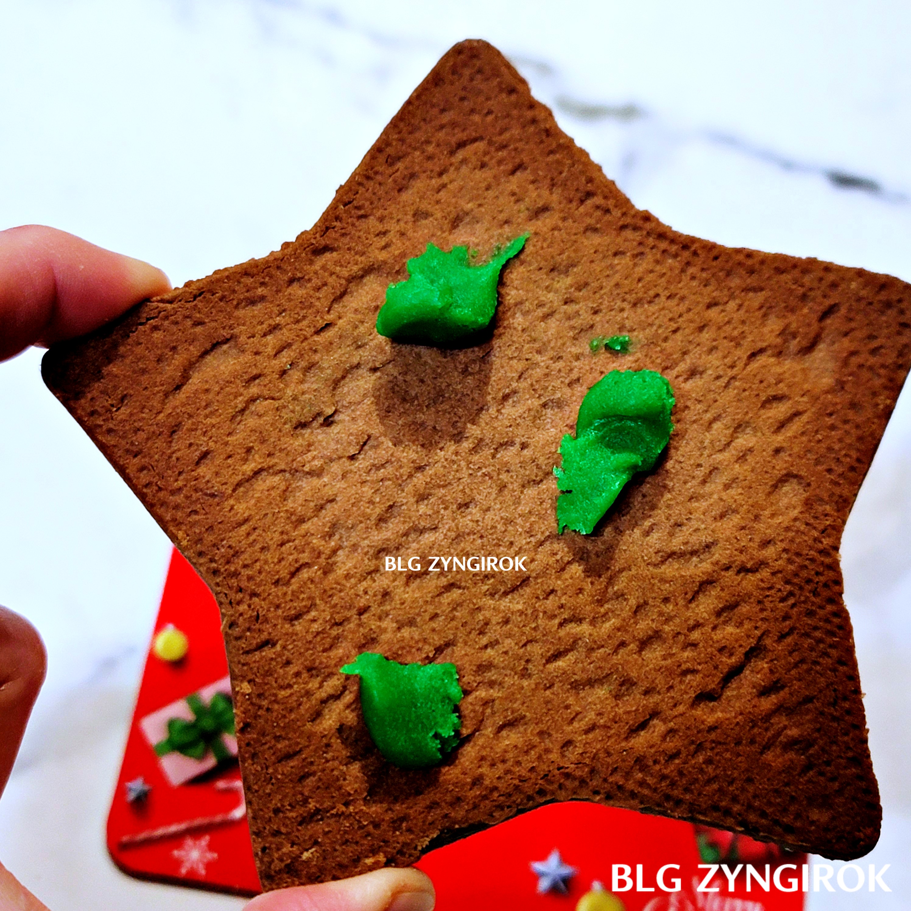 노브랜드에서 구매한 크리스마스 트리 키트 만들기 - 밑면에 초록 크림을 바른 모습이다.