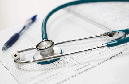 비대면 진료와 관련된 청진기와 의료차트