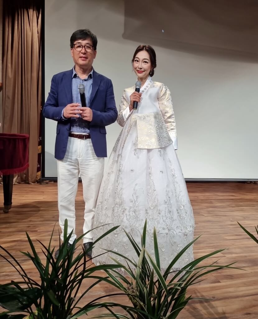 남영주시청 다산홀에서 이동우(좌), 이선율 아니운서(우)