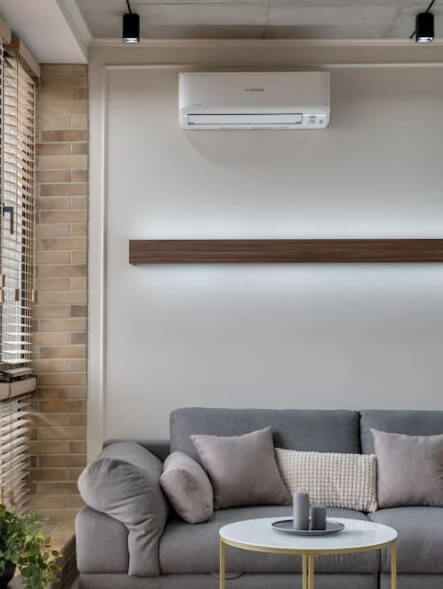 여름철 에어컨 설치된 거실, 전기세 절약을 위한 필수 가전