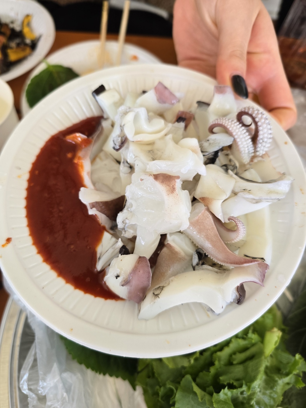 잡은 갑오징어 데쳐 초장에 찍어먹기