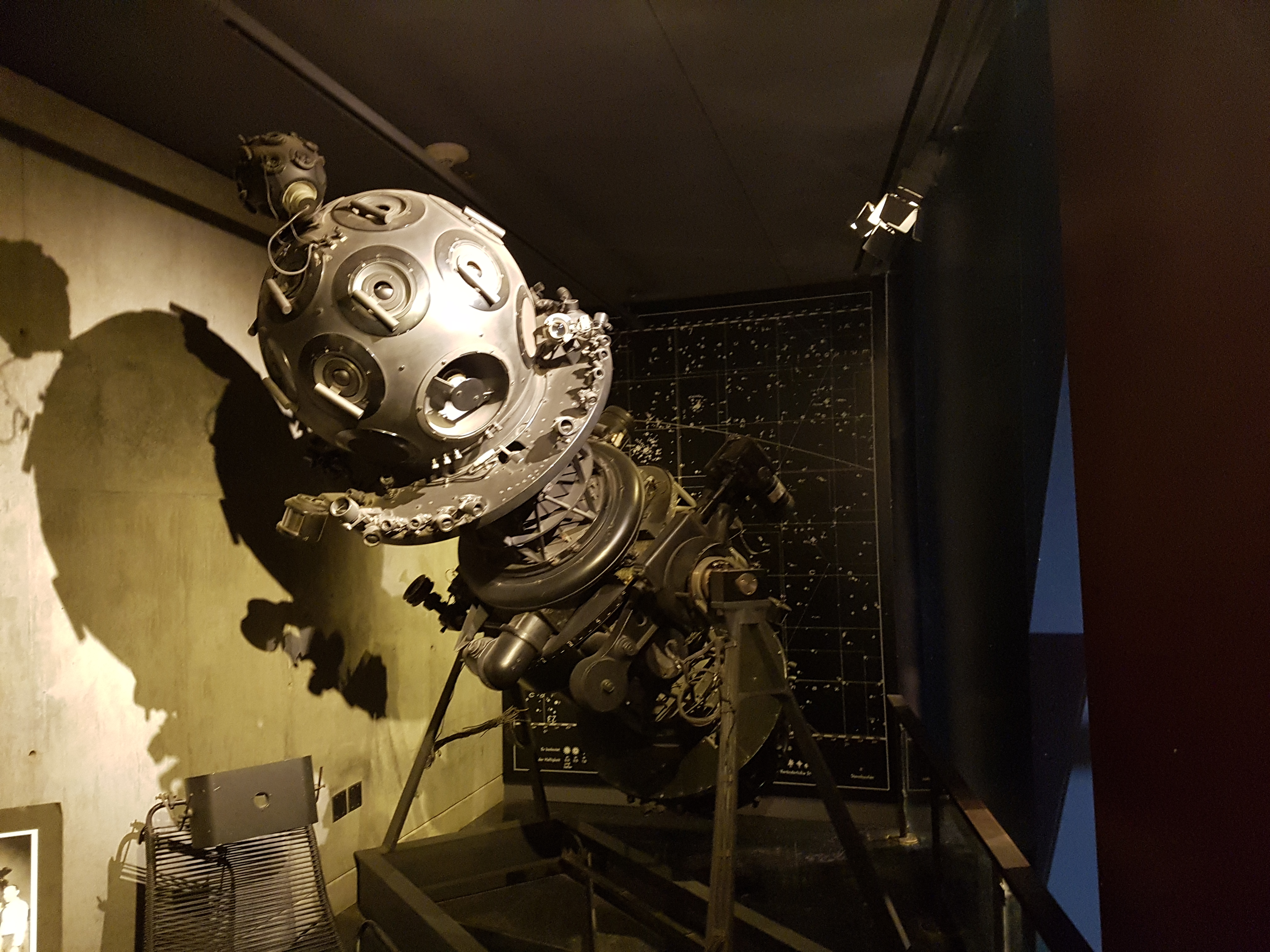 천문대 박물관 내부에 전시된 빈티지한 구형 플라네타륨 투영기 기기