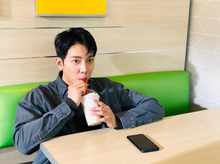 이승기가 공차를 마시고 있는 모습