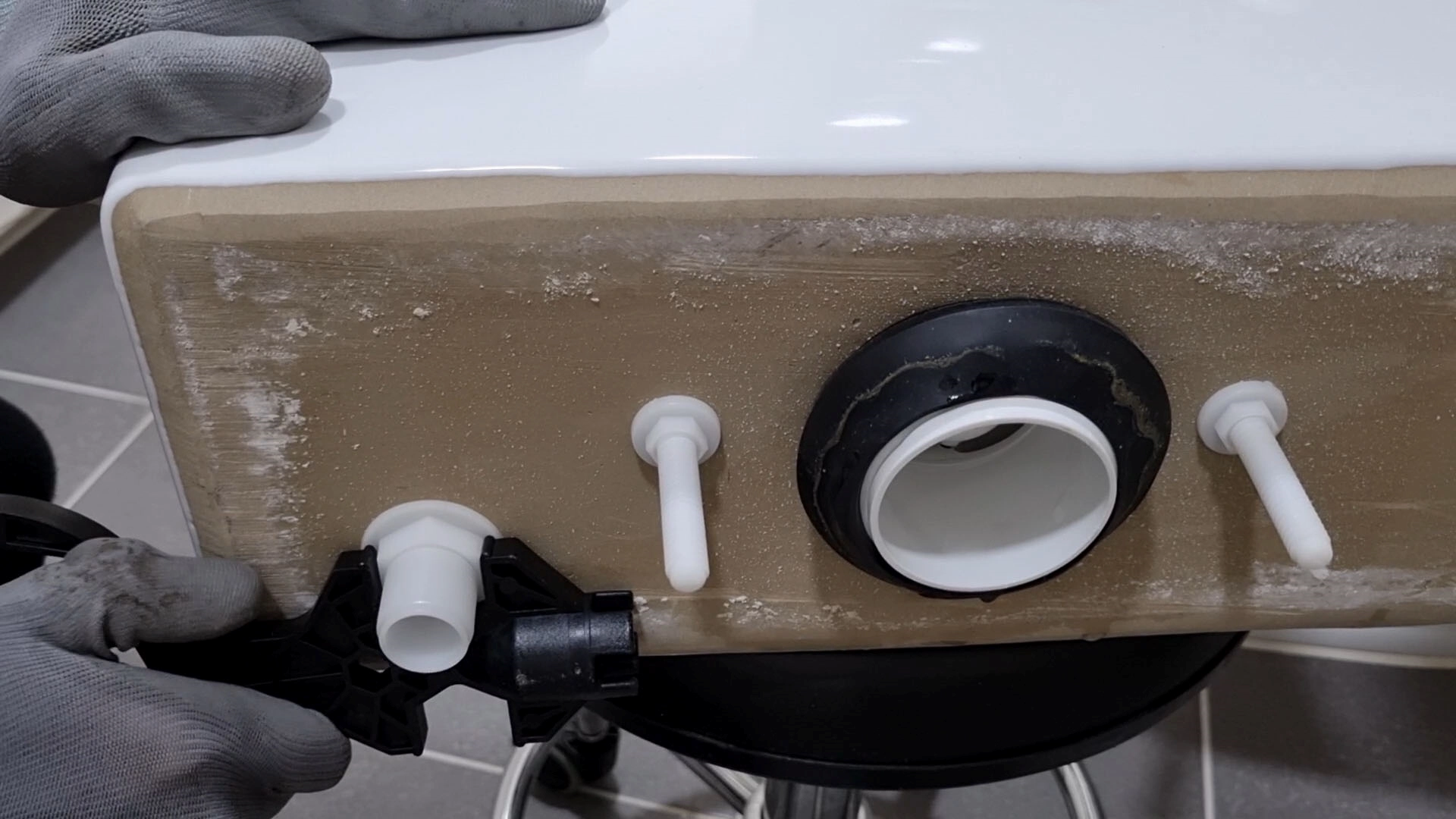 변기 물탱크 장치 분해 모습