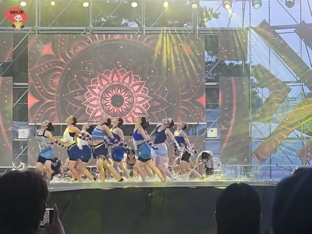 강원도-홍천-맥주축제-웻댄스-참가자팀-20명-정도의-여성댄서들이-열중해서-춤추고-있는-모습