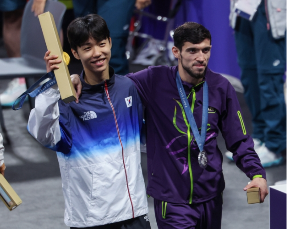 시상식을 마친후에도 끝까지 상대선수였던 마고메도프를 부축하며 내려오는 박태준(사진출처.연합뉴스)