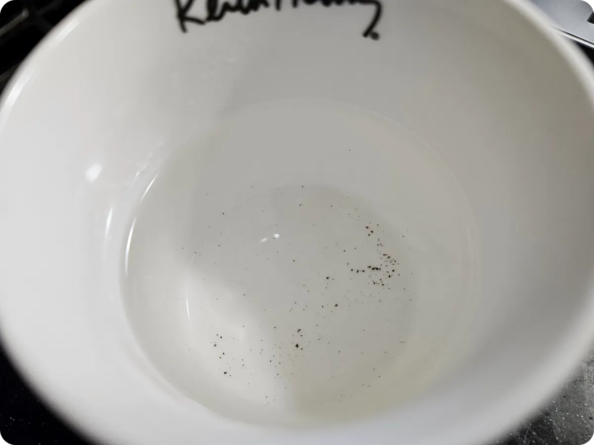 세이프-클리닝-캡슐-사용-3번째-추출후-물에보이는-커피-찌거기