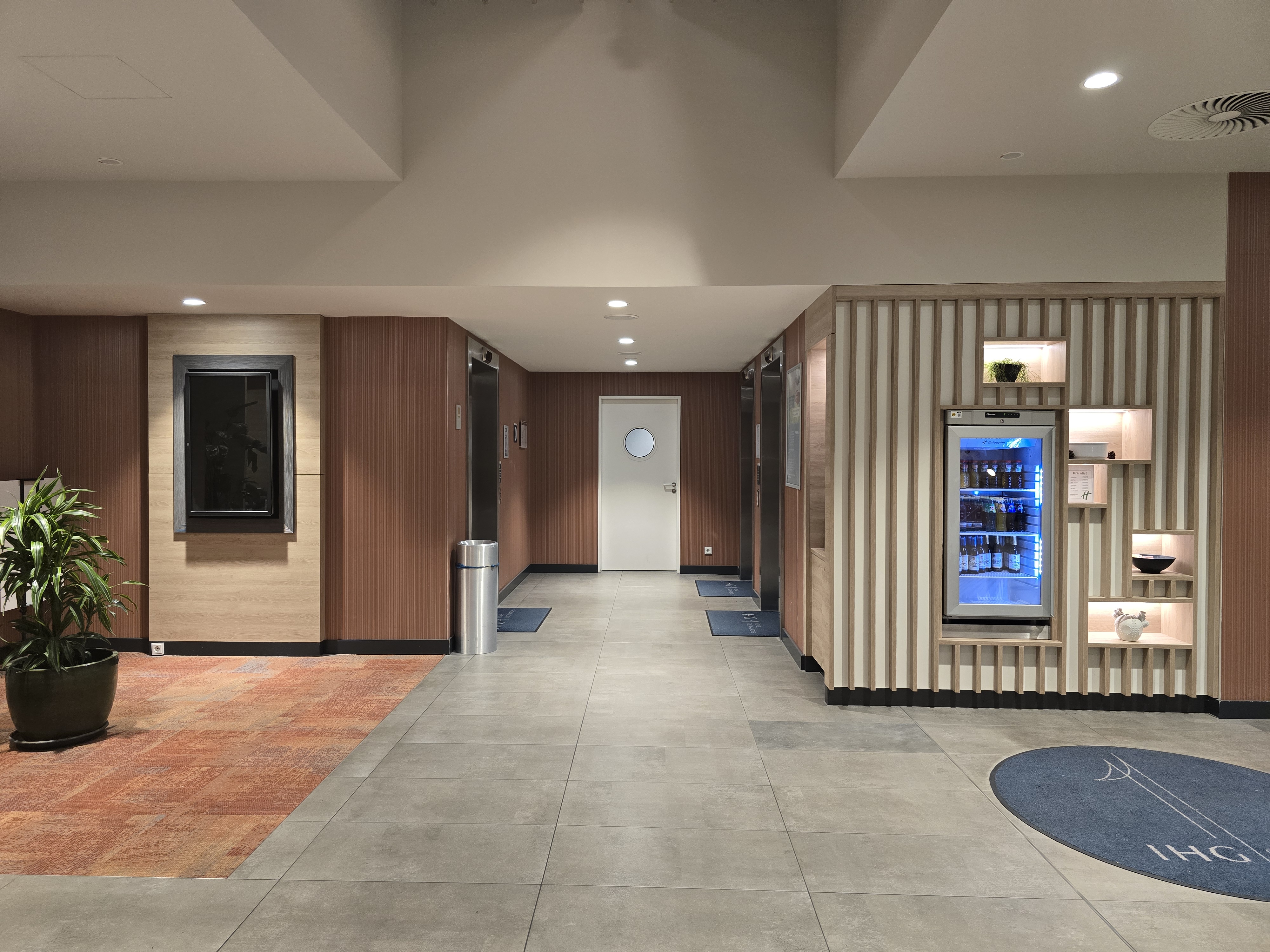 홀레데이인 호텔 에어포트 입구