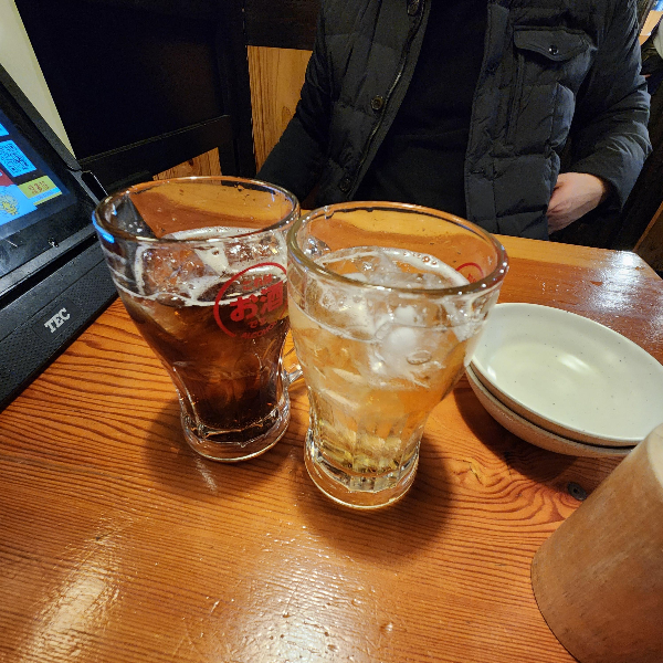 테이블 위에 하이볼 2잔이 올려져 있다.