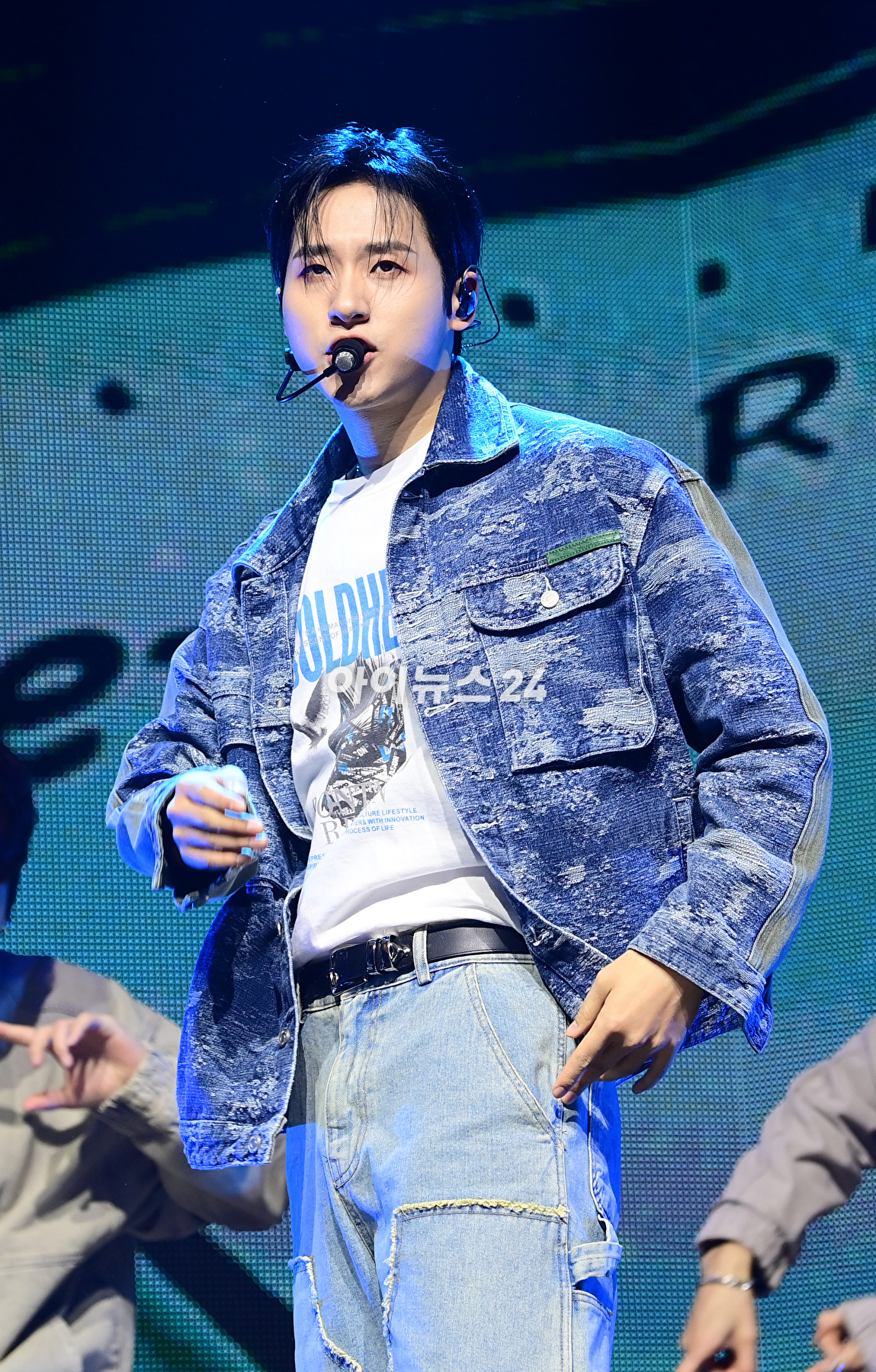 그룹 B1A4가 8일 오후 서울 광진구 예스24라이브홀에서 열린 그룹 B1A4(비원에이포) 미니 8집 &#39;커넥트(CONNECT)&#39; 발매 기념 쇼케이스에서 타이틀곡 &#39;리와인드(REWIND)&#39; 무대를 선보이고 있다. [사진=정소희 기자]