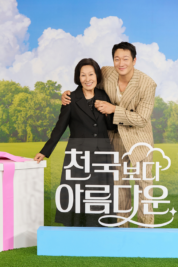 배우 김혜자와 손석구가 JTBC 새 토일드라마 '천국보다 아름다운' 제작발표회에서 포즈를 취하고 있다. [사진=JTBC]