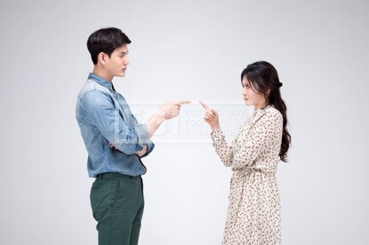 애인과-다투며-삿대질하고-싸우는