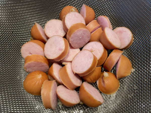 채반에서 데친 소세지 물기 빼기